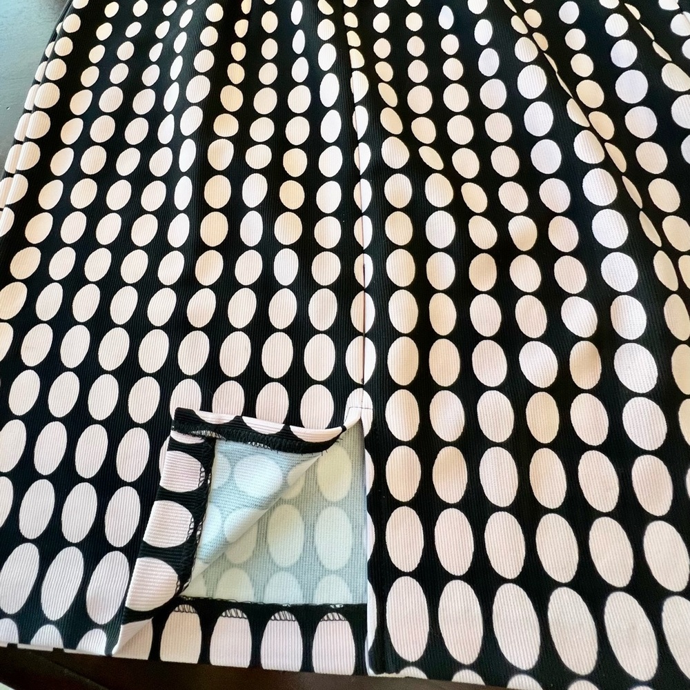 Straight cut dress. Sleeveless. Black and pastel pink dot - Picture 4 of 4